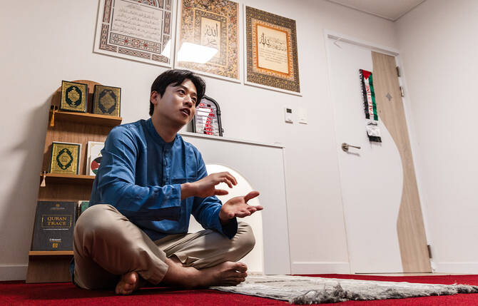 Korean man opens musalla at home to serve Muslim migrant workers